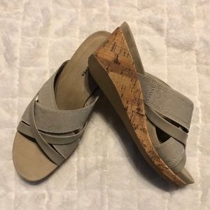 Wear Ever by Bare Traps “Goldy” Wedge Sandals Q5‎